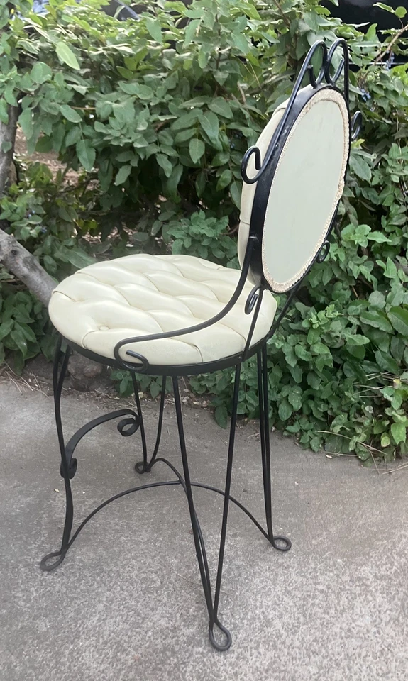 Silla tocador de hierro forjado Teena salón/tocador de vinilo acolchado Hollywood Regency Foto 4 de 4