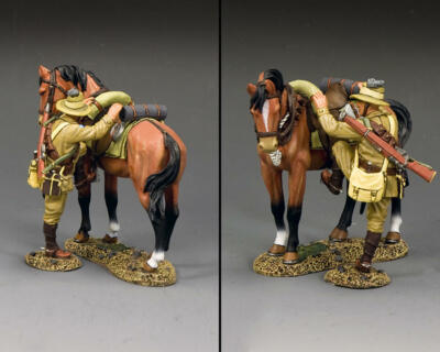 King and Country AL108 - ALH Trooper Mounting Up (Brown Horse Version) Figur