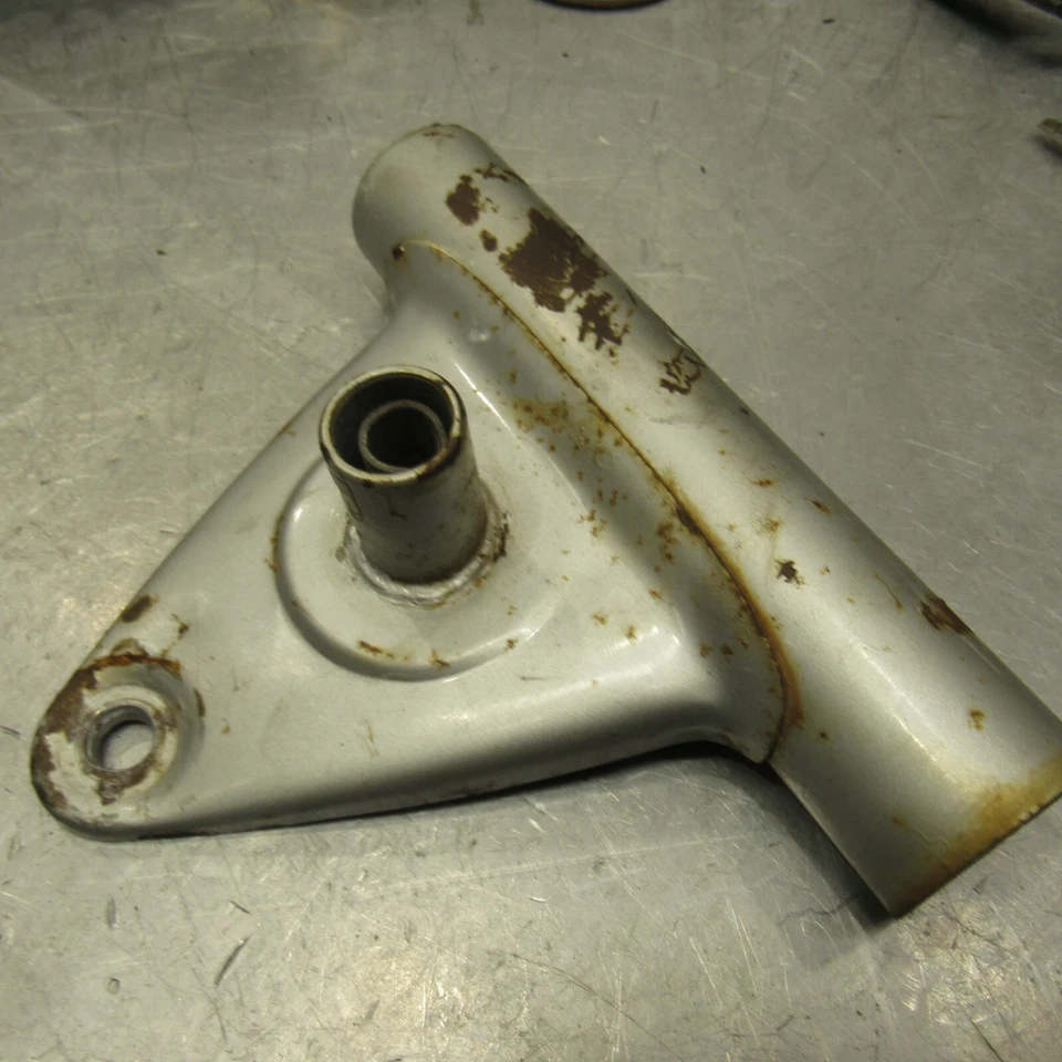 Suzuki TS400 TS 400 1974-1977 Apache horquilla orejas montaje faro derecho Foto 3 de 4