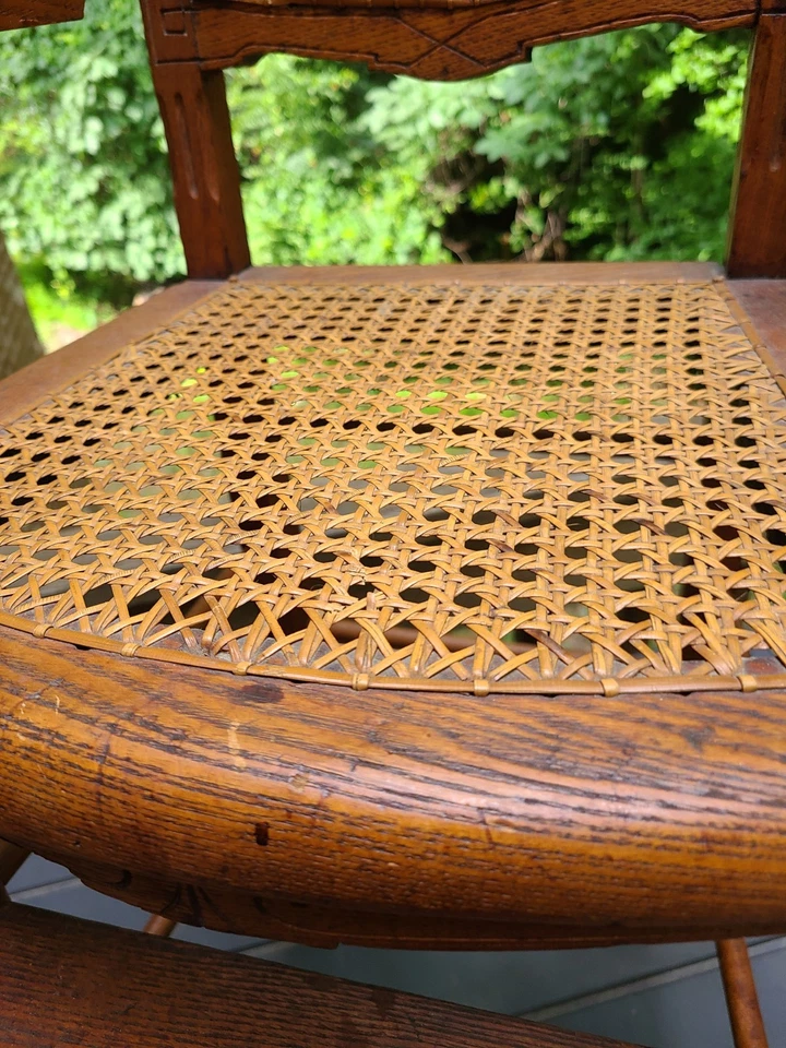 Silla alta de madera vintage para niños con asiento y respaldo de bastón tejido Foto 3 de 4
