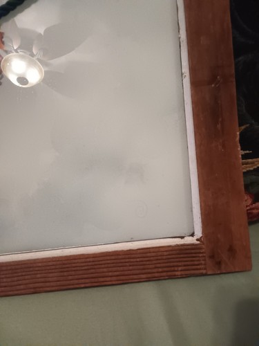 Volkskunst Gemälde von Rosen und einem Spitzendeckchen auf Glasfenster gerahmt, signiert. - Bild 6 von 16