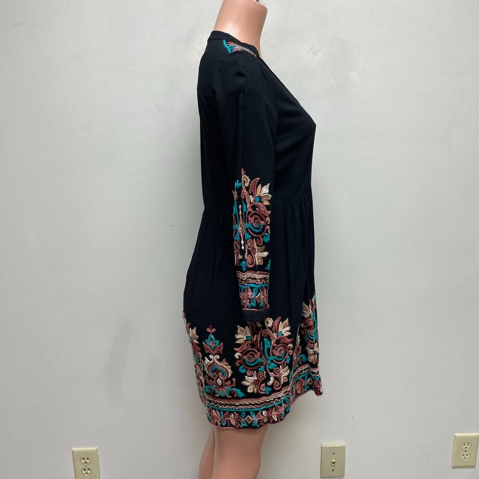 Vestido Floreat Mujer Negro Avery Bordado Floral Manga Larga Cuello en V Línea A XS Foto 4 de 4