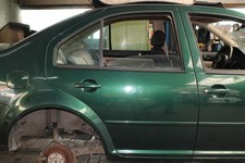 TÜR Hinten Rechts ( Limousine ) VW Bora 1.9 TDI 1 J Farbe Brightgrün Perl (C6M)
