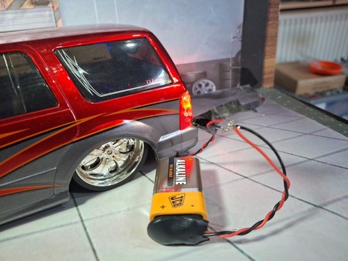 Ford Explorer pressofuso 1/18 con luci funzionanti prodotto da Jada - Foto 8 di 8