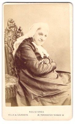 Fotografie Hills & Saunders, London, 39 Porchester Terrace W, Dame mit Kopfbede 