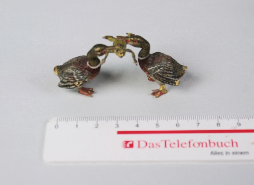Wiener Bronze. Zwei Gänse streiten um Frosch. Kleinplastik. Tiergur. Um 1900. - Bild 4 von 4