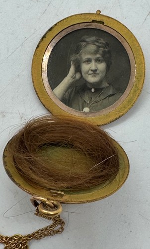 Antique Victorian Gold Tone Mourning Locket Necklace Hair Memorial Photo Pendant