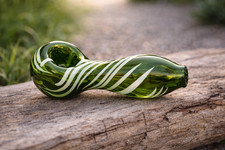 Tubo de vidrio soplado a mano de 4 pulgadas verde con diseño de remolino blanco excelente precio