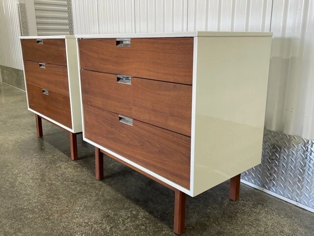 PAR DE MARAVILLOSAS CÓMODAS MODERNAS DIMINUTIVAS DE MEDIADOS DE SIGLO Foto 3 de 4