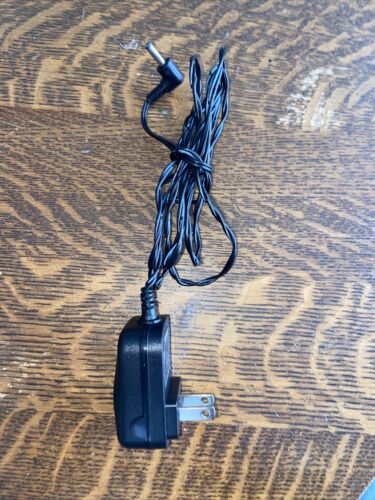 Sylvania Portable 7” Rechargeable DVD Player -SDVD7015 Tested & Working -No Cord - Picture 4 of 10