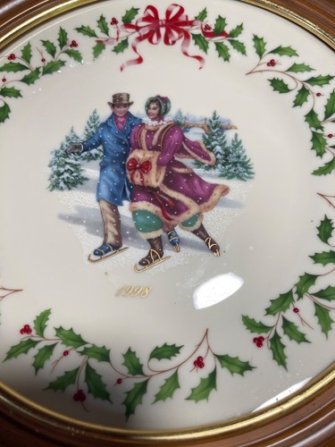 Plato de Navidad anual de vacaciones de Lenox Holly Design 1998 patinador en marco de placa - Imagen 2 de 6