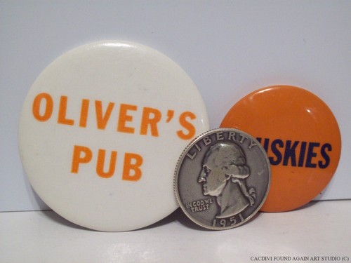 Washington Huskies Pins Oliver's Pub Mayflower Park Hotel Seattle 2 Pinbacks de Colección - Imagen 2 de 4