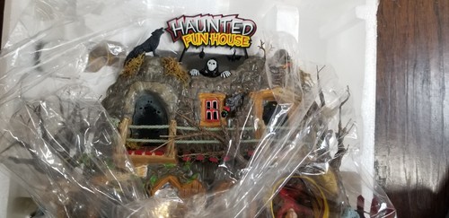 Department 56 Snow Village Halloween HAUNTED FUN HOUSE! Scary, Spooky 55094 - Picture 3 of 4