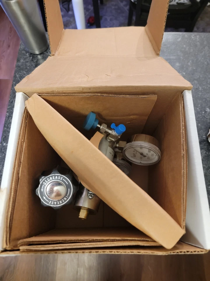 Airgas 10.000 PSI Entrada, 6000 PSI Salida Regulador Y11C198K677-AG, C198K677 Foto 2 de 4