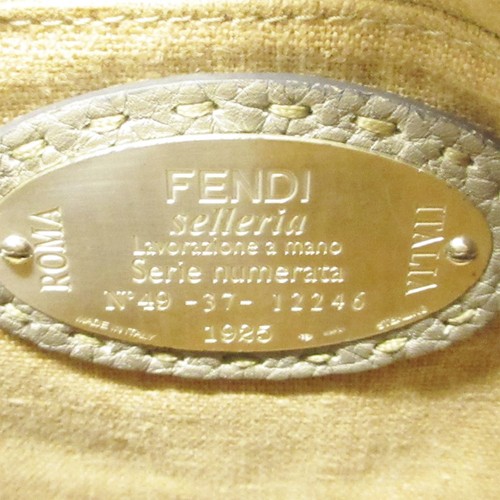 Authenticated Fendi Selleria White Calf Leather Crossbody Bag - Imagen 8 de 10