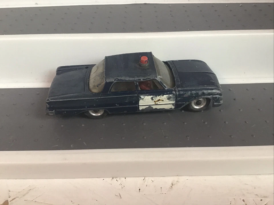 DINKY TOYS # 264 FORD FAIRLANE RCMP POLICE - Image 2 of 4