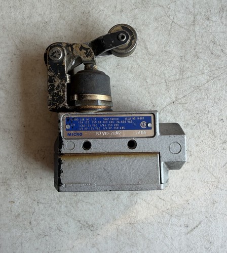 Honeywell MICRO SWITCH BZV6-2RN2 Enclosed Limit Switch Top Roller Arm