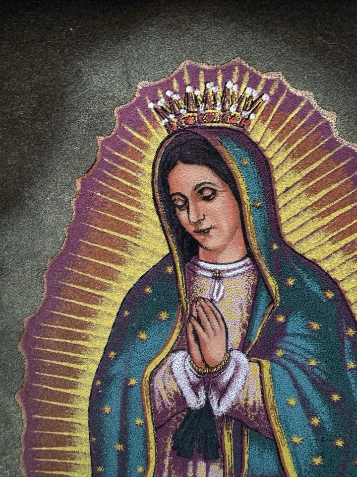 Pintura Terciopelo Nuestra Señora de Guadalupe Enmarcada De Colección México Firmada Sénchez Foto 3 de 4