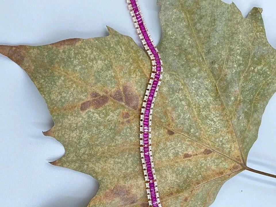 Brazalete Tenis Diamante Rubí Creado en Laboratorio Corte Baguette 9Ct Acabado Oro Amarillo 14K Foto 2 de 4