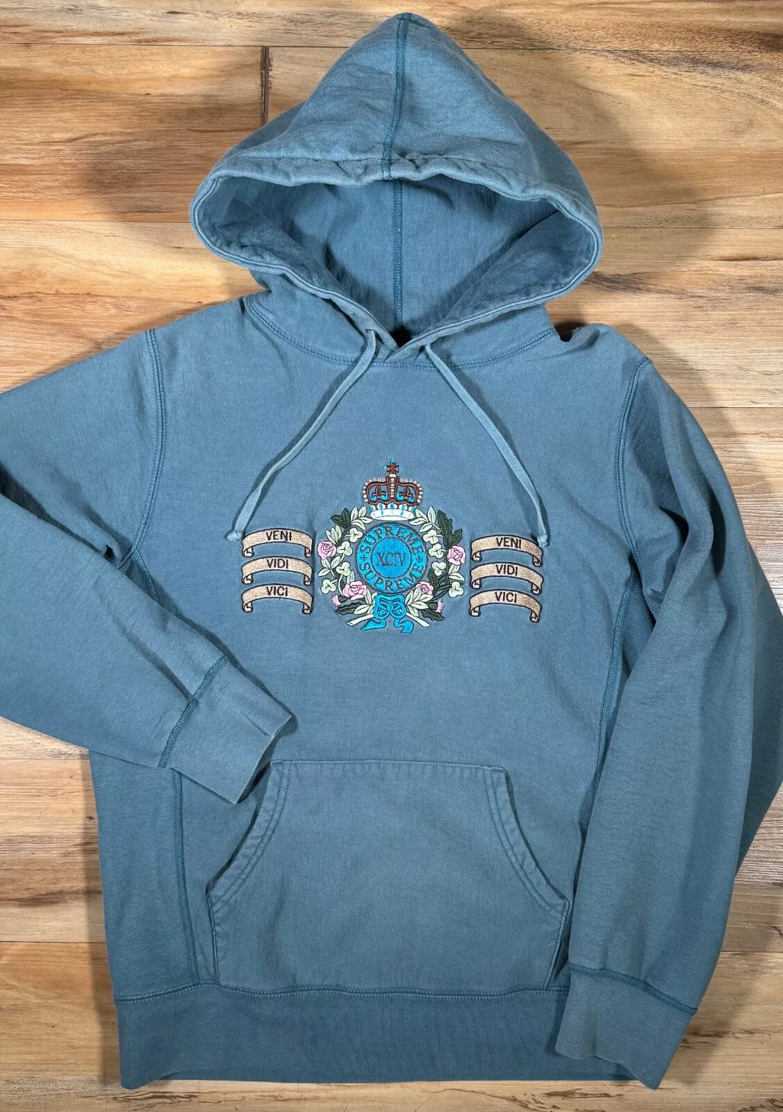 Sweat à capuche lourd Supreme FW16 bleu ardoise Veni Vidi Vici blason broderie M