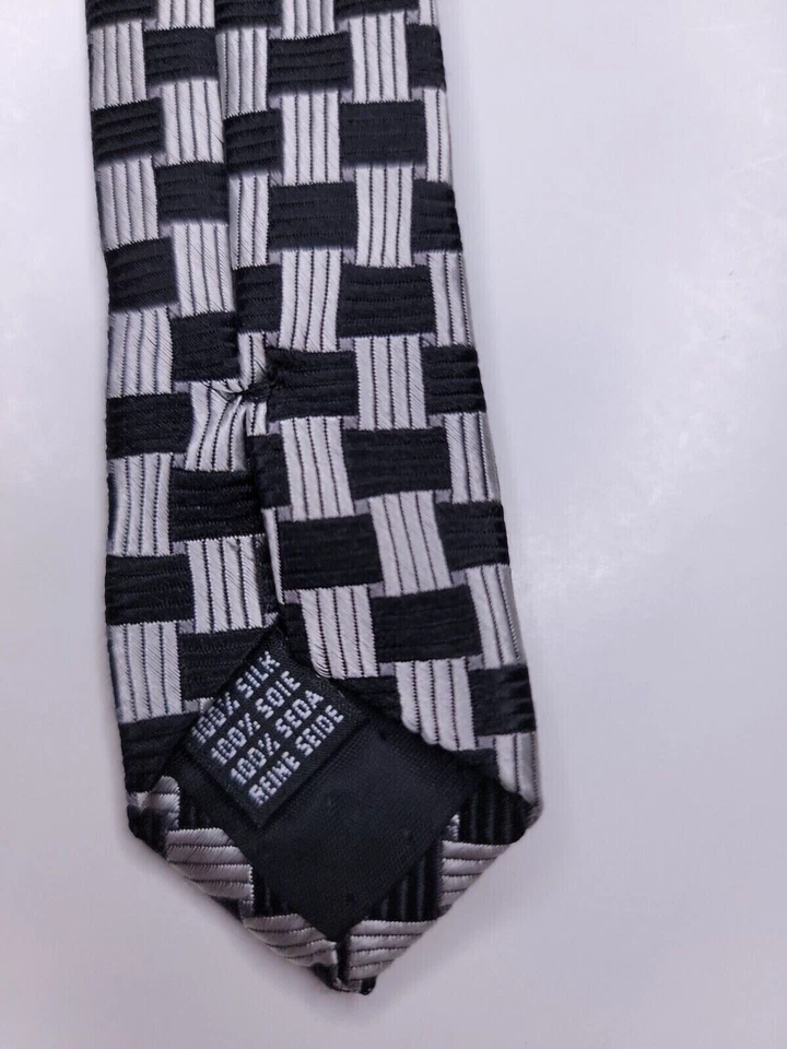 Gravata formal masculina Fratelli Moda 58"Lx4"W prata/preta - Imagem 4 de 4