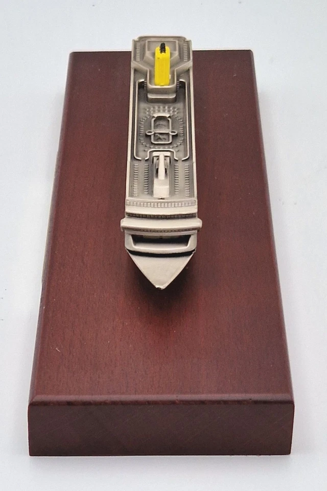 Kreuzfahrtschiff Modell Costa neoRIVIERA auf Sockel -Neuwertig - Bild 4 von 4