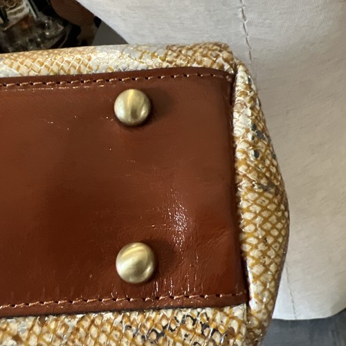 Bolso de Hombro Patricia Nash Ferrara Marco Piel de Serpiente Metálica Piel de Pitón Dorado - Imagen 23 de 23