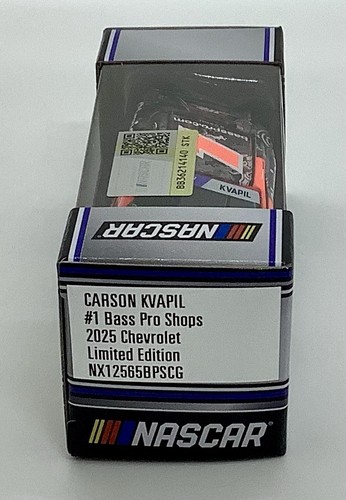 2025 1/64 #1 Carson Kvapil “Bass Pro Shops” Chevy Ltd. Edición Envío SD - Imagen 2 de 2
