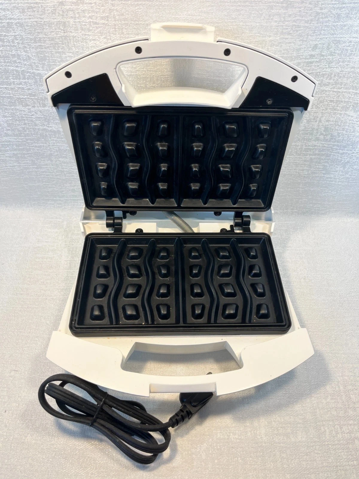 Hamilton Beach Waffle Stix Maker 26005 Nonstick Makes 6 Sticks 2 Waffles Tested