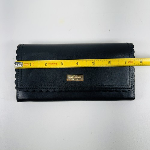 Portafoglio pieghevole Kate Spade Scallop Cyndy in pelle nera - Foto 10 di 11