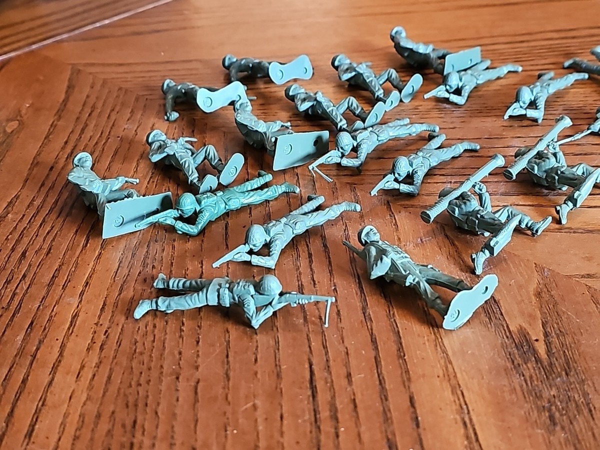 Vintage 1960's MPC Plastic Green Army Men Lot of 20 Figures (L1