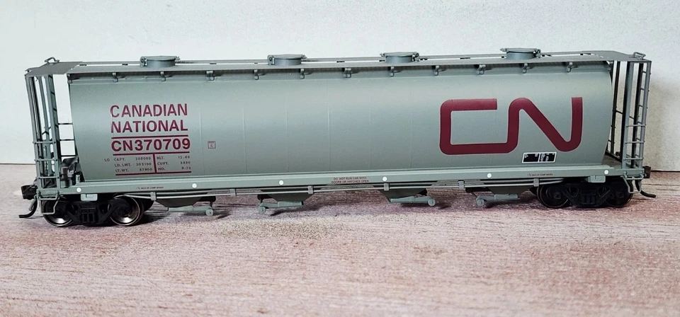 InterMountain Ho 3800 Cu Ft Canadian National Hop (Potash Car, Rainbow 45225-06 - Image 2 of 4
