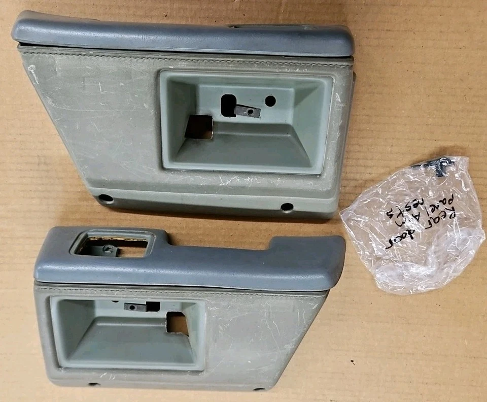 Chevrolet Caprice Delta 88 1977-1985, reposabrazos laterales traseros diestros y diestros almohadillas del panel de la puerta Foto 2 de 4