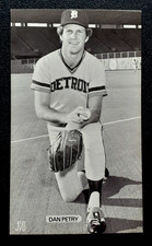 DAN PETRY DETROIT TIGERS VINTAGE J.D. McCARTHY MLB BASEBALL POSTCARD   95344