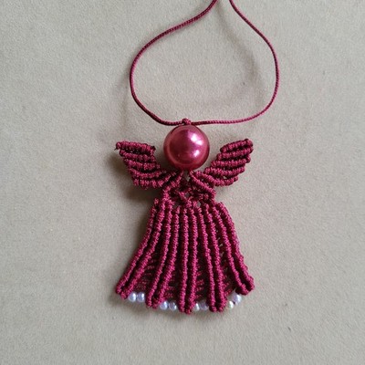 Handgefertigter Makramee Weihnachtsengel. Wandbehang oder Baumschmuck. Dunkelrot. 