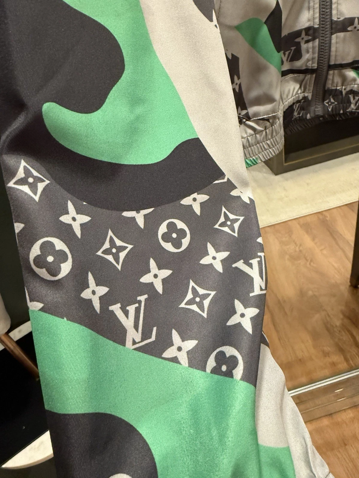 LOUIS VUITTON（LV） Giacca a vento Louis Vuitton X KidSuper FW23 ritratto patchwork con cappuccio 50