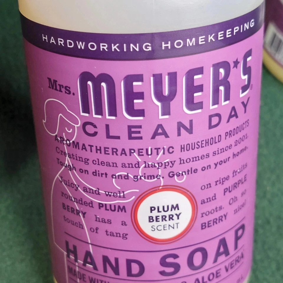 Jabón de manos líquido Mrs. Meyer's Clean Day ciruela baya 12,5 fl oz. (Pack de 2) Foto 2 de 3