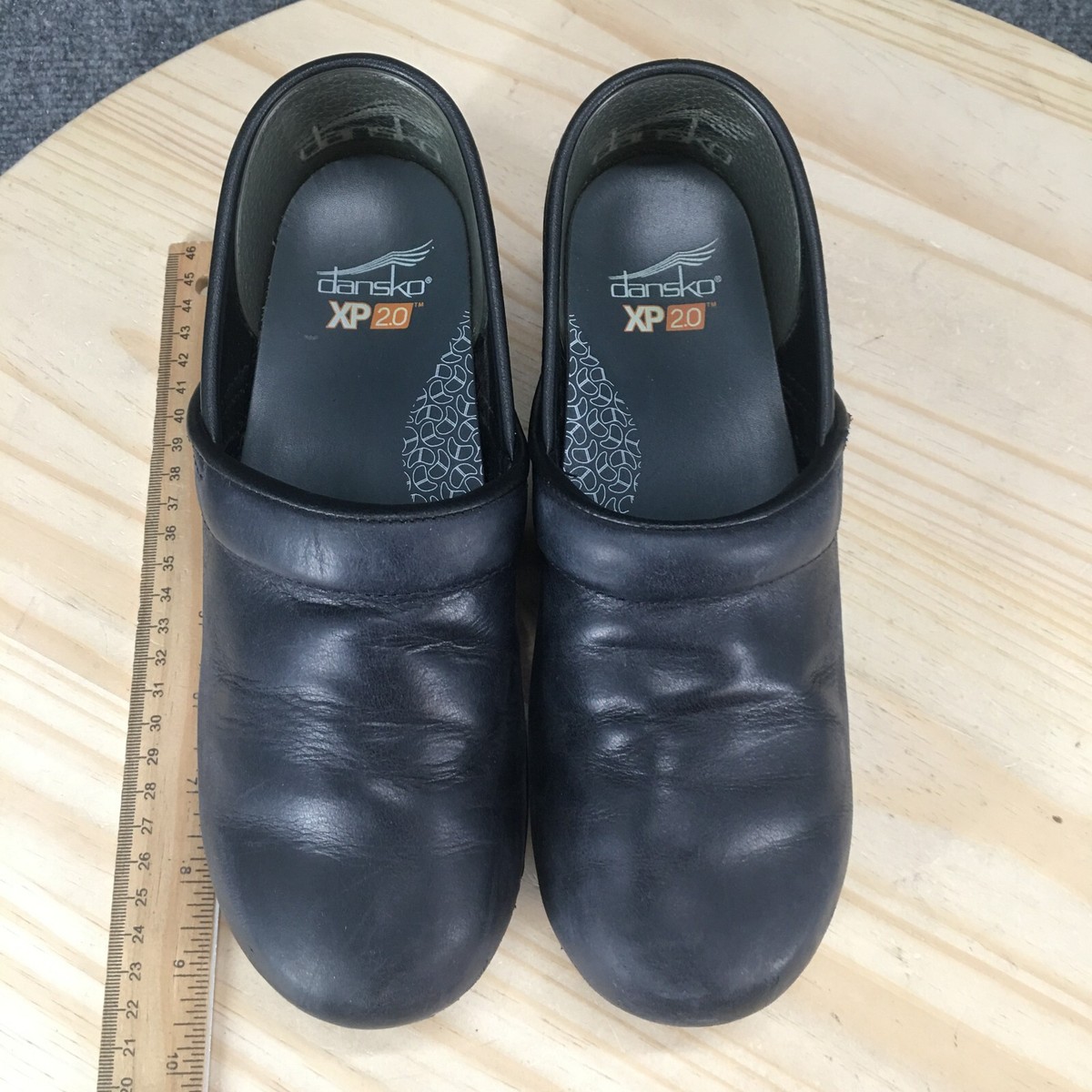 Danskoクローズドトゥスリッポン XP ブラック 38 XP 2.0 Black Floral Tooled – Dansko
