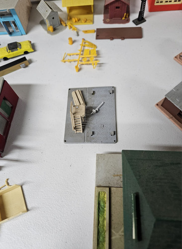 Vintage Plasticville HO Scale Buildings Lot of 11 Plus More Parts - Picture 11 of 15