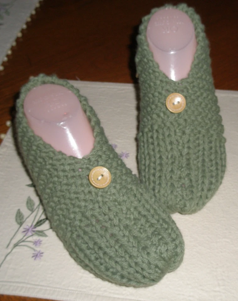 ZAPATILLAS TEJIDAS A MANO MUJER HOMBRE "LINDAS" TALLA MEDIANA 7 ~ 9 con un BOTÓN ~ NUEVAS Foto 3 de 4