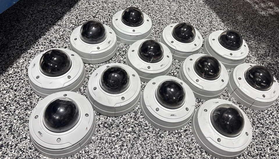 Lote de 12 cámaras domo fijas de red AXIS P3364-LVE 6 MM usadas Foto 2 de 4