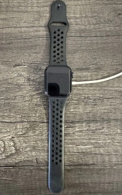 Apple Watch Series 6 Nike 44mm Space Gray Aluminum Case with Black Sport Band