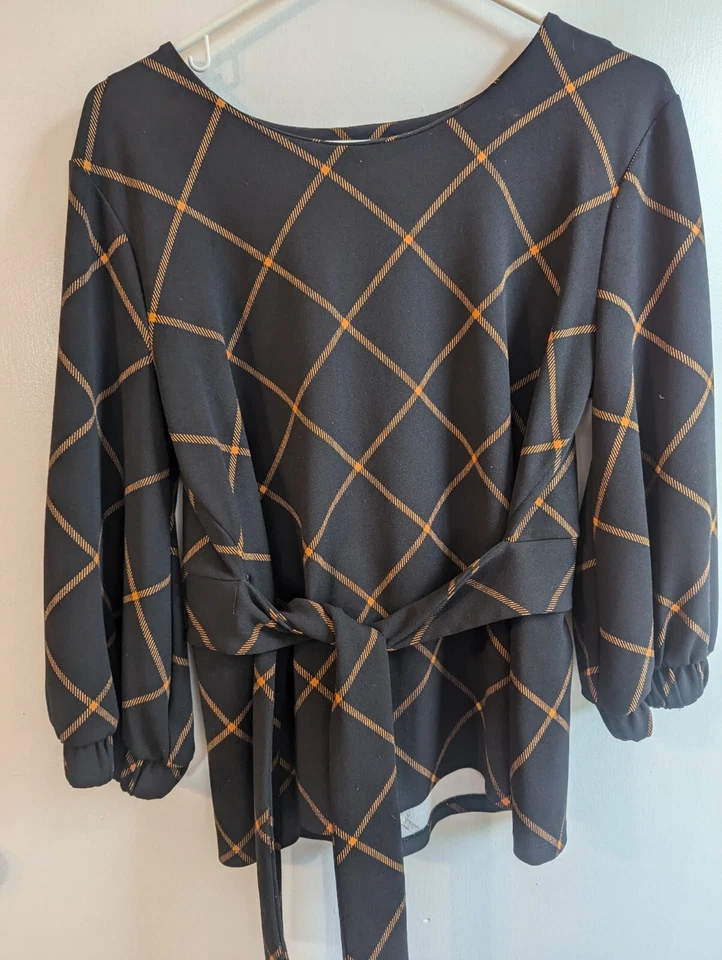 Blusa Worthington Mujer Talla Mediana Negra y Dorada Argyle Pata de Gallo Corbata Cintura Foto 4 de 4