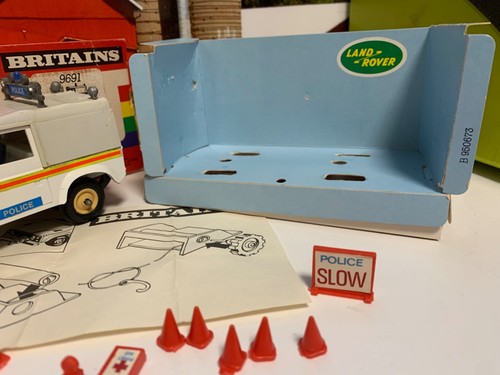 BRITAINS.1:32.9691.POLICE LAND ROVER DEFENDER 90. SWB. BOLLARDS.SIGNS.WINCH. - Picture 2 of 24