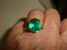 GREEN OVAL SHAPED CENTER STONE SILVER TONE SZ 8 RING 4/24