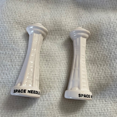 Space Needle Seattle Salt And Pepper Shakers Souvenir Travel Collectible Small - Picture 5 of 9