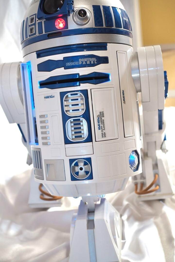 NIKKO Star Wars R2 - D2 DVD Projector 2007 With Remote NIKKO Star Wars R2 - D2 DVD Projector 2007 With Remote