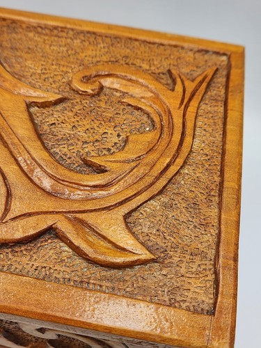 Vintage charming nievely carved wooden box approx 1920-40s - Picture 17 of 17