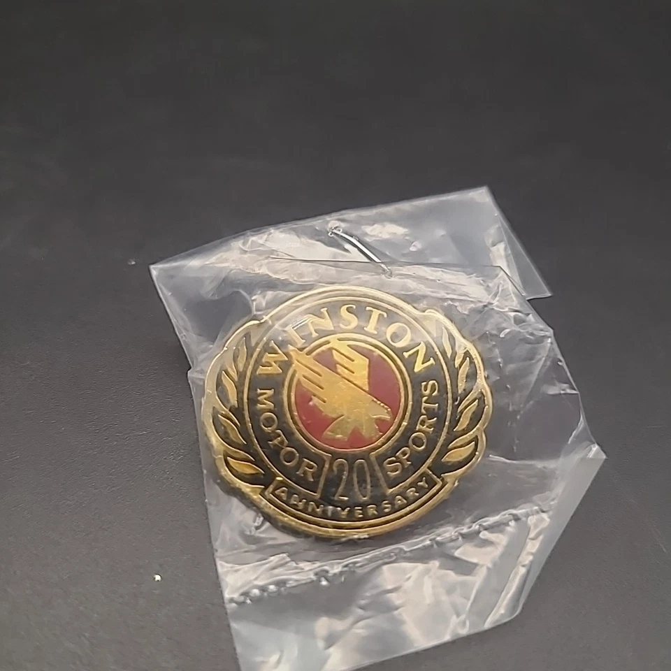 Winston Motor Sports 20 Anniversary - 1 дюйм Металлическая/эмалированная булавка - Изображение 2 из 4