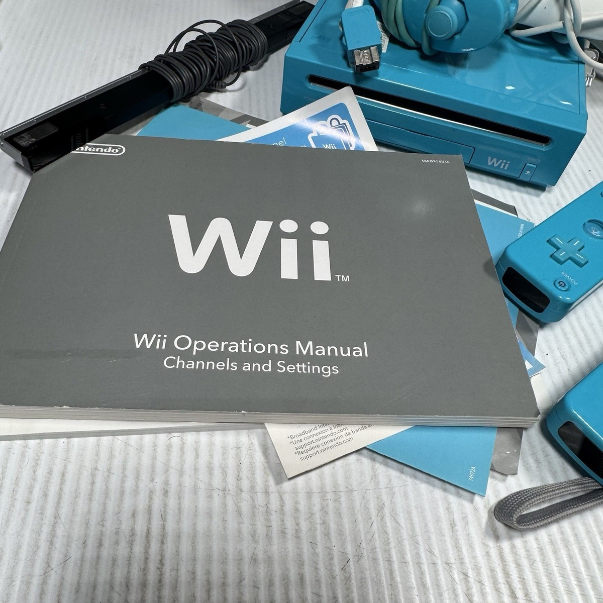Nintendo Wii Limited Edition Blue Console (2 Remotes, 2 Nunchucks
